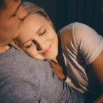 дівчина спить на грудях в хлопця