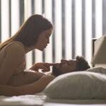 дівчина закриваю хлопцю рот пальцем